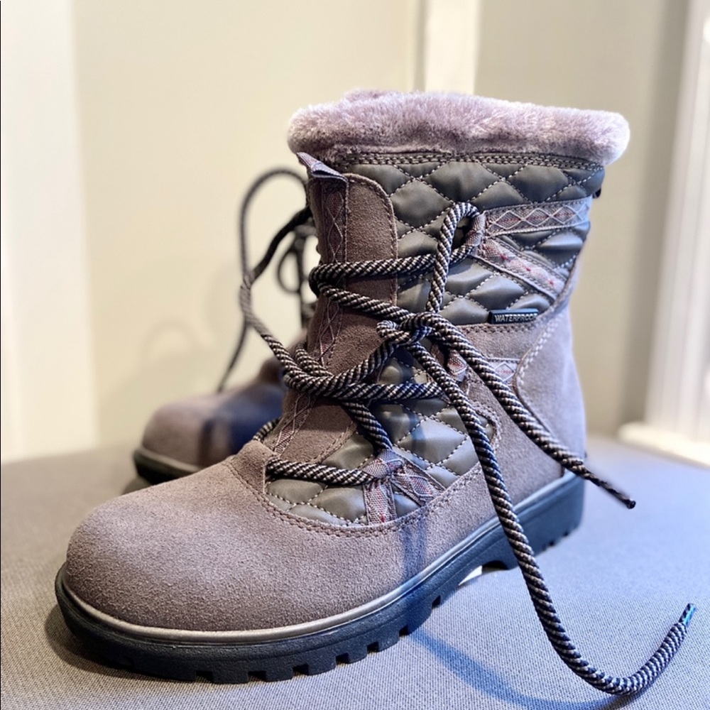 Baretraps winter boots.